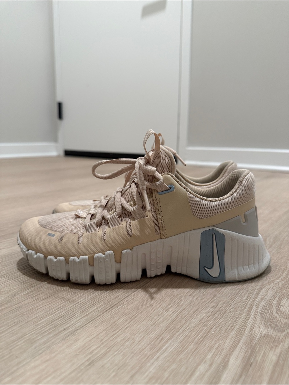 Nike Metcon Women’s Beige and Light Blue Training Sneakers